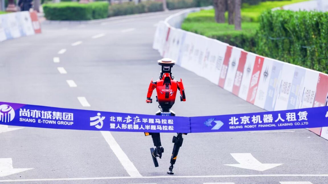 机器人轻松击败人类半马拉松 刷新全新纪录