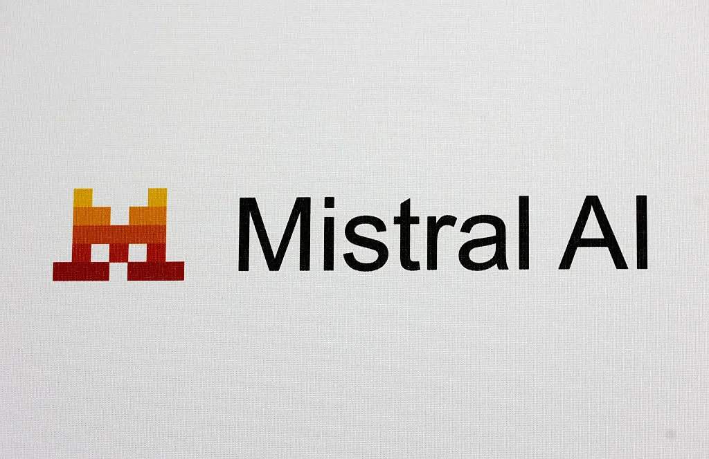 Mistral AI 融资8.3亿美元债务 巴黎附近建数据中心