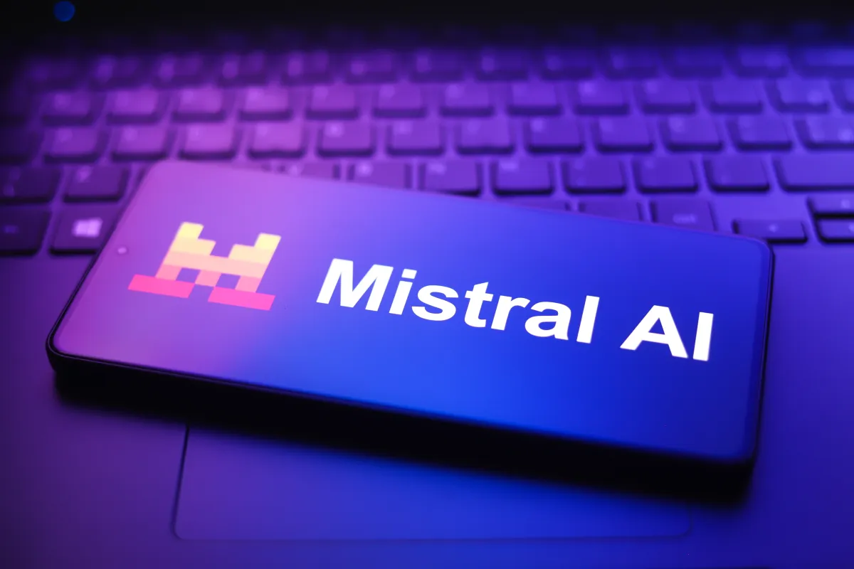 Mistral 发布开源语音生成模型，直击 ElevenLabs 和 OpenAI